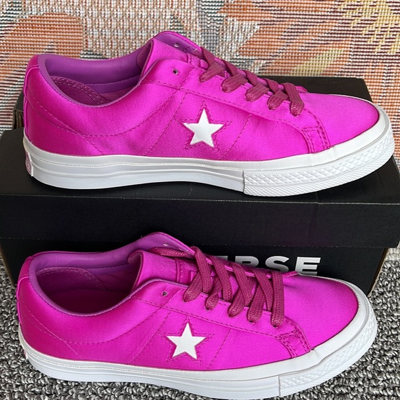 Converse WMNS 161197C
ONE STAR OX
HYPER MAGENTA/HYPER MAGENTA Sneakers - Picture 2 of 16